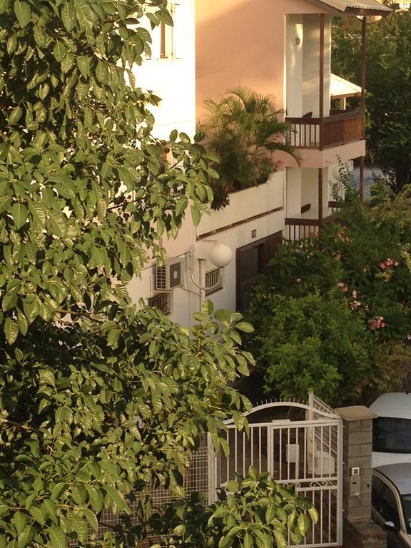 Ferienwohnung Au Meublé des Roches Saint-Gilles-les-Bains Exterior foto