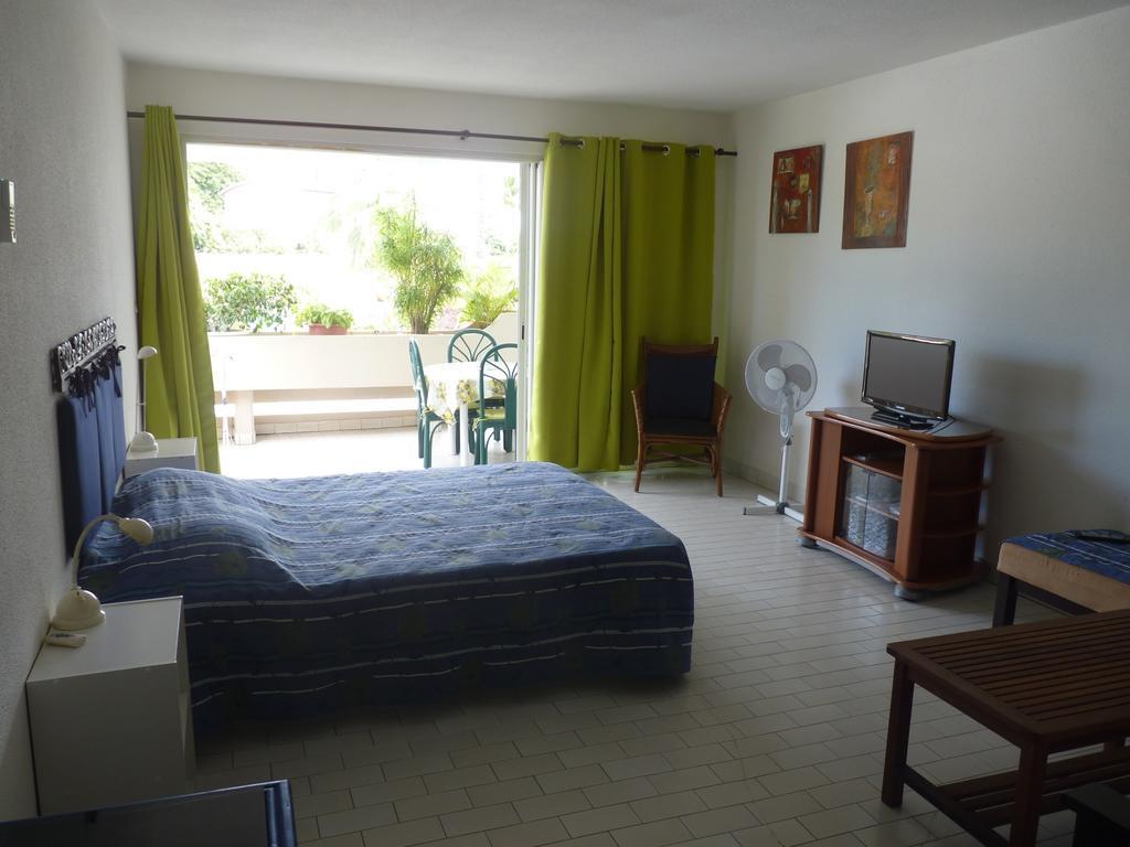 Ferienwohnung Au Meublé des Roches Saint-Gilles-les-Bains Exterior foto